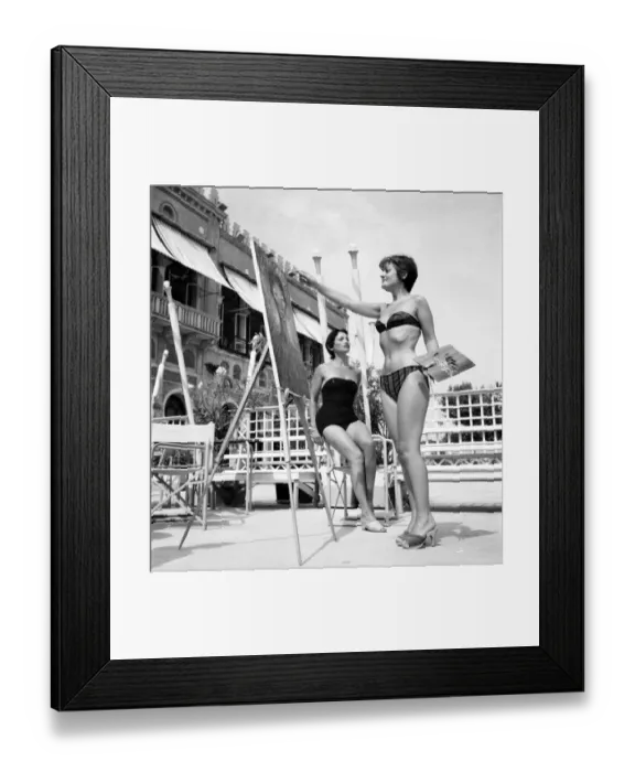 Framed Print : Venice Film Festival 1953. Novella Pariginia who has come to the festival to paint