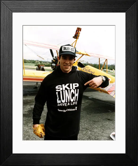 Framed Print : Eddie Kidd dare devil stunt rider orbited the M25 harnessed to the wings of a Stearman