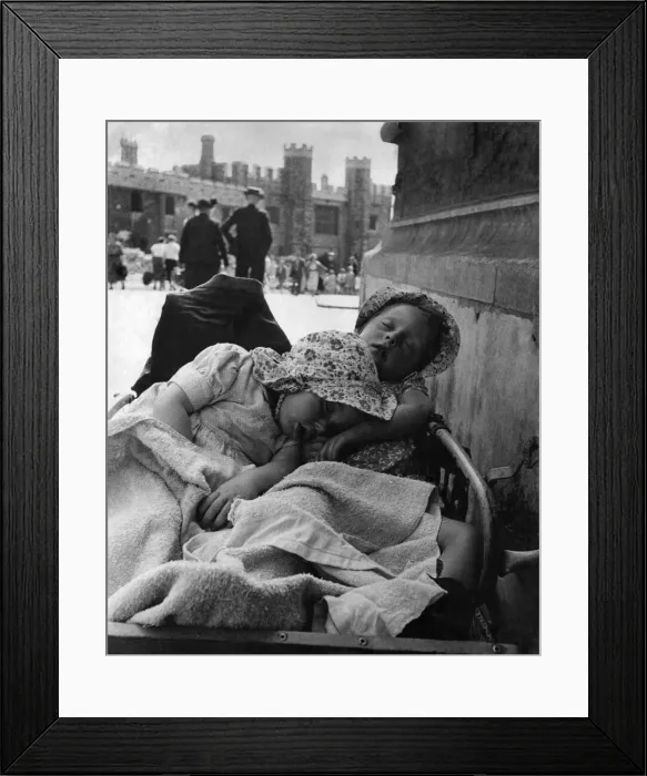Framed Print : Scene at Windsor Castle today when thousands of people looked round hoping to see Framed Print : Scene at Windsor Castle today when thousands of people looked round hoping to see