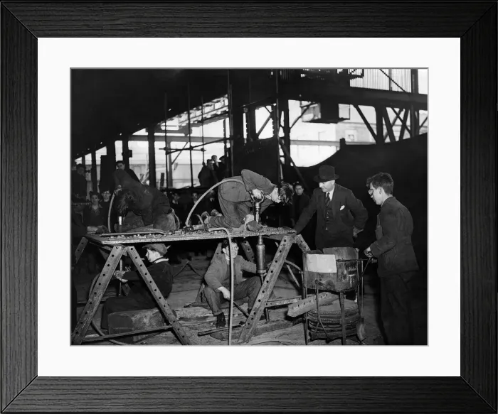 Framed Print : Training young riveters at a Scottish Shipyard during the Second world war Framed Print : Training young riveters at a Scottish Shipyard during the Second world war