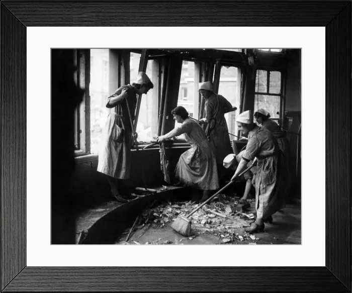 Framed Print : Clearing up the bombed nurses home during the Blitz. December 1940, P012278 Framed Print : Clearing up the bombed nurses home during the Blitz. December 1940, P012278