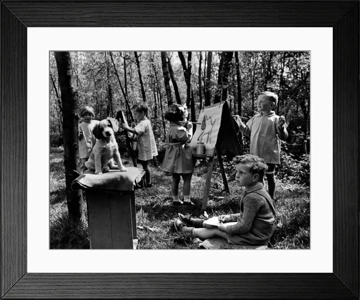 Framed Print : Puppies help child artists at Guildford Nursery School. Pip