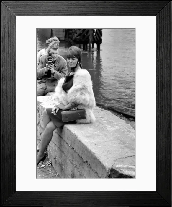 Framed Print : Sophia Loren filming The Millionairess'at London Bridge. June 1960 M4468-020 Framed Print : Sophia Loren filming The Millionairess'at London Bridge. June 1960 M4468-020