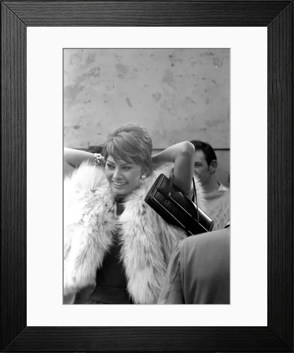 Framed Print : Sophia Loren filming The Millionairess'at London Bridge. June 1960 M4468-027 Framed Print : Sophia Loren filming The Millionairess'at London Bridge. June 1960 M4468-027