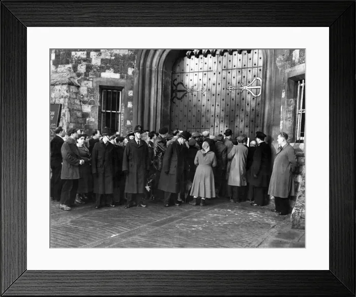 Framed Print : Crowds pushing forward to read the notice of execution on the gate of Holloway Prison Framed Print : Crowds pushing forward to read the notice of execution on the gate of Holloway Prison