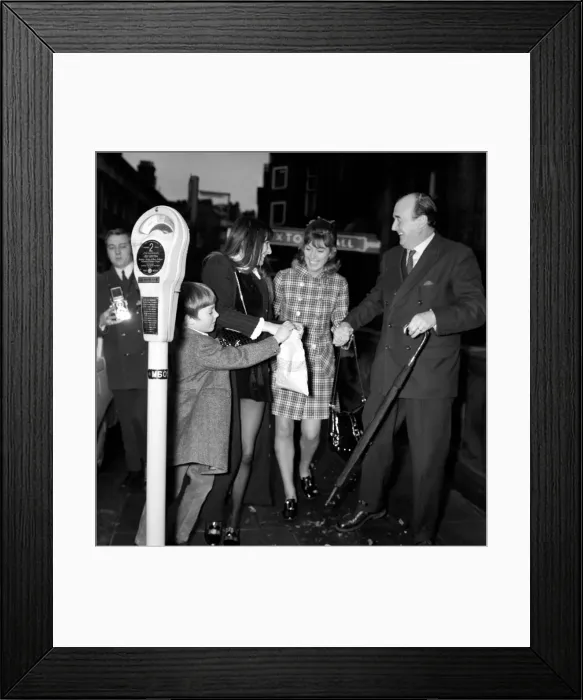 Framed Print : In the dark of an early morning at Caxton Hall, the Marquess of Lansdowne (57) Framed Print : In the dark of an early morning at Caxton Hall, the Marquess of Lansdowne (57)