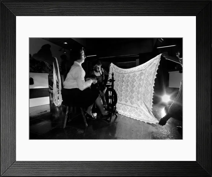 Framed Print : Two expert spinners and knitters are on their first ever visit to London Framed Print : Two expert spinners and knitters are on their first ever visit to London