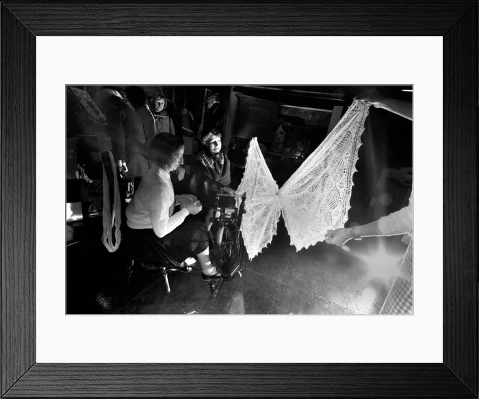 Framed Print : Two expert spinners and knitters are on their first ever visit to London Framed Print : Two expert spinners and knitters are on their first ever visit to London