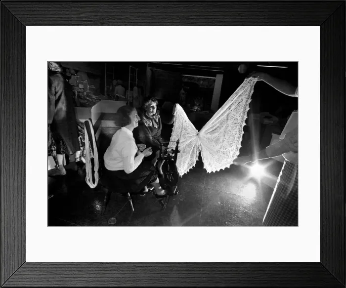 Framed Print : Two expert spinners and knitters are on their first ever visit to London