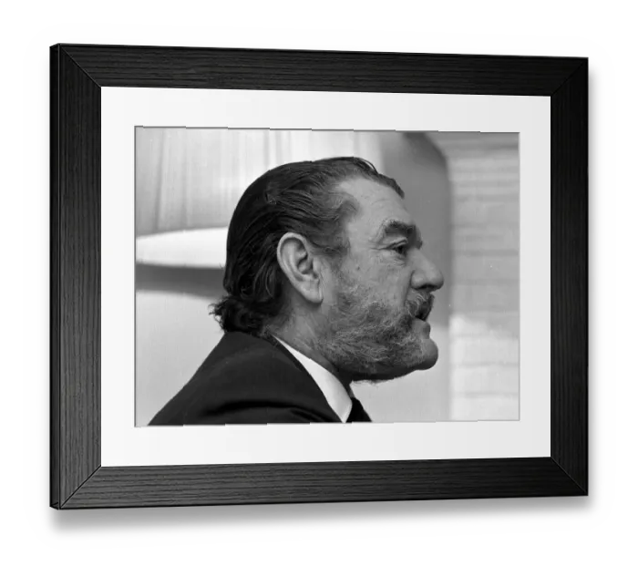 Framed Print : Jack Hawkins being interviewed by Donald Zec at Westmead Lodge, Westmead