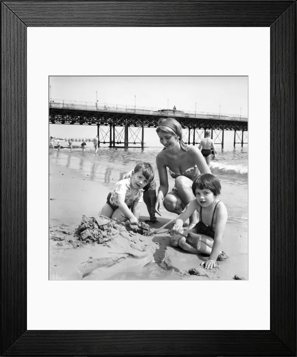 Framed Print : 19 year old nanny Birte Anderson on the beach at Bournemouth with children Elizabeth (6) Framed Print : 19 year old nanny Birte Anderson on the beach at Bournemouth with children Elizabeth (6)