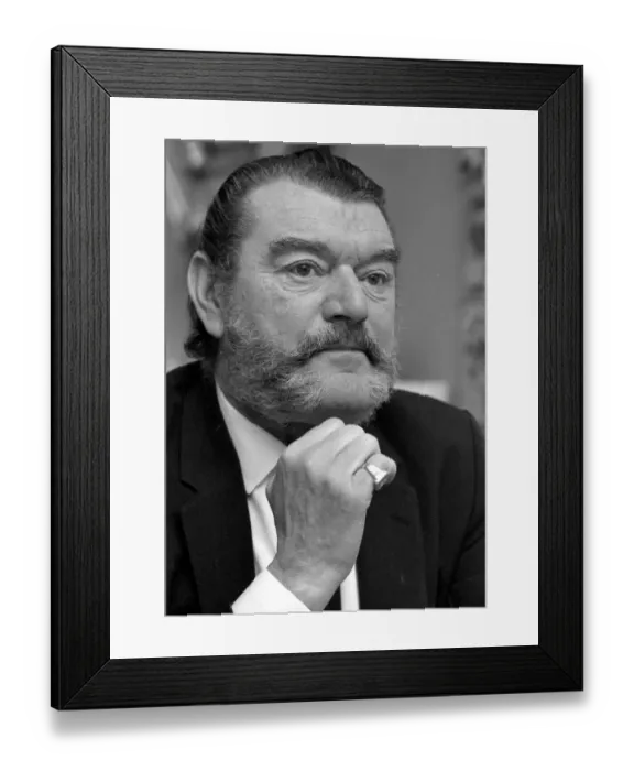 Framed Print : Jack Hawkins being interviewed by Donald Zec at Westmead Lodge, Westmead