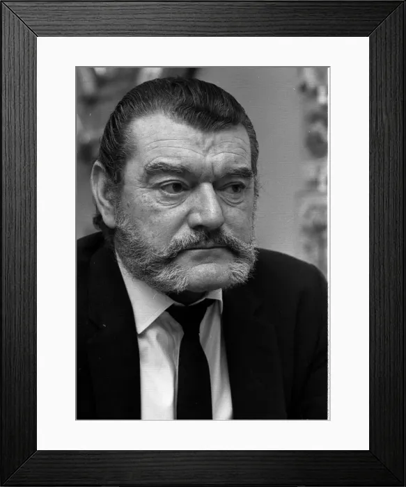Framed Print : Jack Hawkins being interviewed by Donald Zec at Westmead Lodge, Westmead