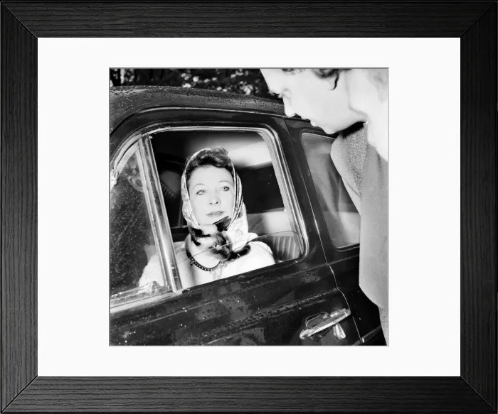 Framed Print : Vivien Leigh leaving her flat at 54 Eaton Square tonight at 6. 15 pm Framed Print : Vivien Leigh leaving her flat at 54 Eaton Square tonight at 6. 15 pm