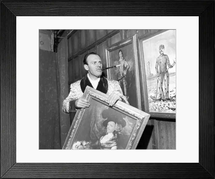 Framed Print : Entertainment: Actor. Terry Thomas in front of a portrait of himself dressed up as Framed Print : Entertainment: Actor. Terry Thomas in front of a portrait of himself dressed up as