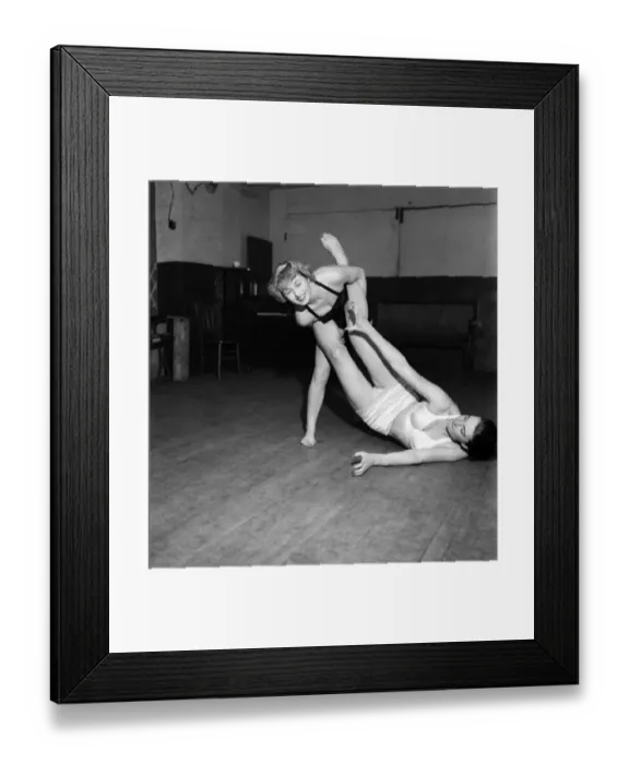 Framed Print : Women Wrestlers. November 1953 D6703-001