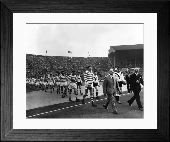 Framed Print : Wembley. E. Ashton, captain of Wigan, on left and J. Whiteley, captain of Hull, right
