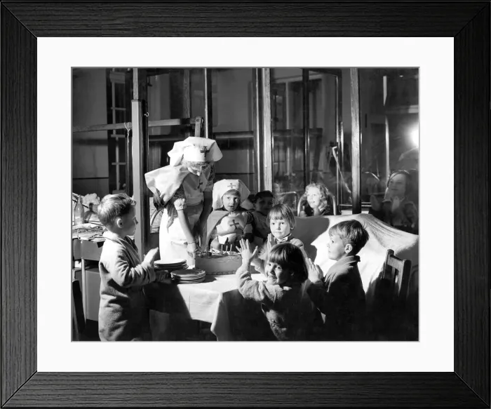 Framed Print : Elizabeth (8) and Christine (5) Sainsbury of Nutley, Plymouth Framed Print : Elizabeth (8) and Christine (5) Sainsbury of Nutley, Plymouth
