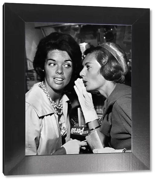 Womans: Mirror: Misc: November 1960 P012663