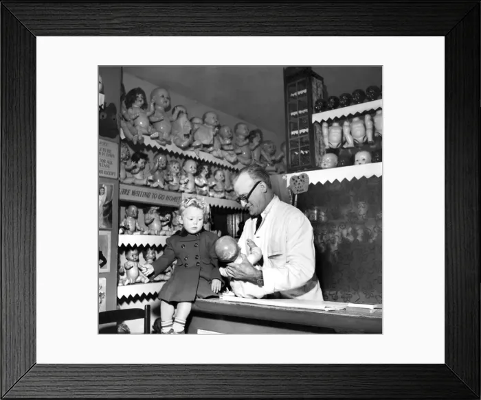 Framed Print : A patient for the Brighton Dolls hospital. November 1953 D6667-001