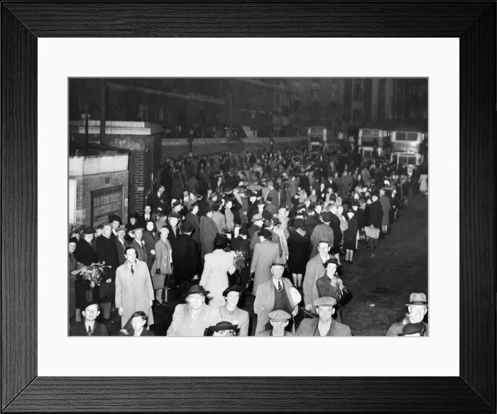 Framed Print : Huge bus queues outside Victoria Station. April 1945 P012041