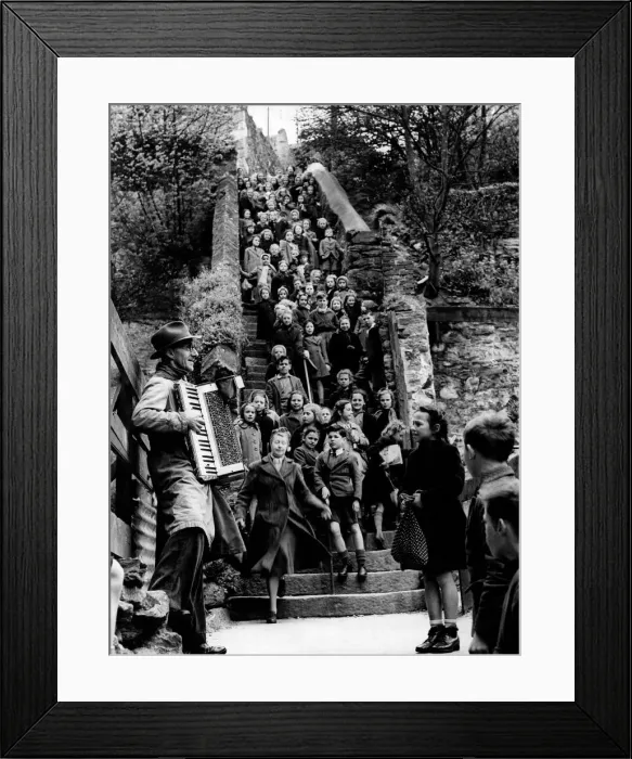 Framed Print : Albert Merrin at foot of the Jacobs Ladder steps playing to appreciative audience of Framed Print : Albert Merrin at foot of the Jacobs Ladder steps playing to appreciative audience of