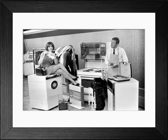 Framed Print : A man a woman living in a sububan area of Manchester at home Framed Print : A man a woman living in a sububan area of Manchester at home