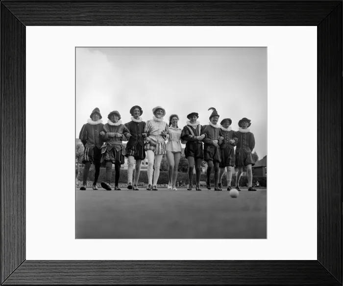 Framed Print : Elizabethan Bowls Tournament. Ray Evans gets a wrinkle on removing to wrinkles from his