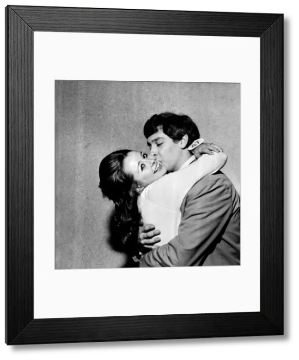 Framed Print : Miss United Kingdom Sheena Drummond, greets her boy friend Jim Hill when he arrived Framed Print : Miss United Kingdom Sheena Drummond, greets her boy friend Jim Hill when he arrived