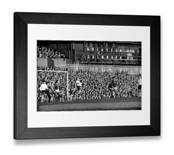 Framed Print : Derby v. Nottingham Forest. Dave Mackay heading clear. December 1969 Z11534-005