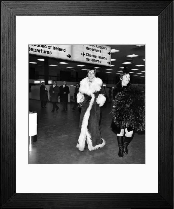 Framed Print : Lisa Minelli today left Heathrow Airport for Paris where she will be appearing in a Framed Print : Lisa Minelli today left Heathrow Airport for Paris where she will be appearing in a