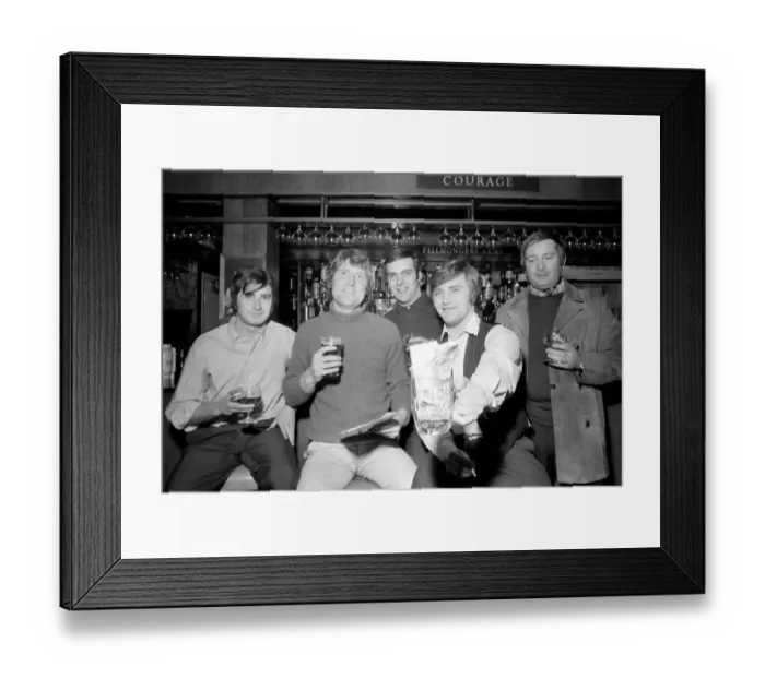 Framed Print : Drinking. Men in Pubs: Dockers start fund for the duke. In the bar of the Felmongers Arms