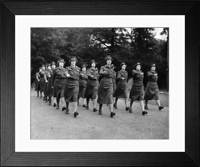 Framed Print : Womens Territorial Army. Camp at Farnley Park near Otley, Yorkshire