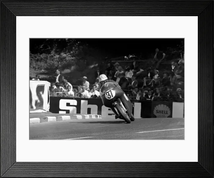 Framed Print : Sport Motorcycling: Isle of Man TT Racing 350 CC Class Junior Framed Print : Sport Motorcycling: Isle of Man TT Racing 350 CC Class Junior
