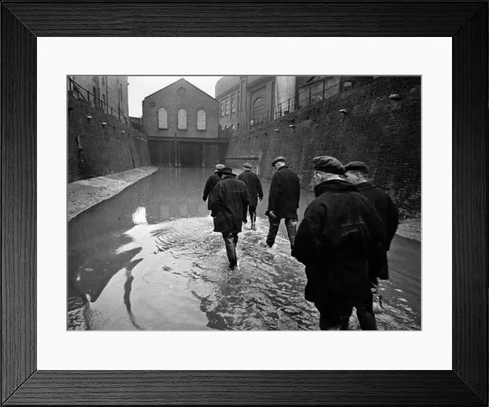 Framed Print : Edward Farmers gang wade through the flowback from the Thames into the King Framed Print : Edward Farmers gang wade through the flowback from the Thames into the King
