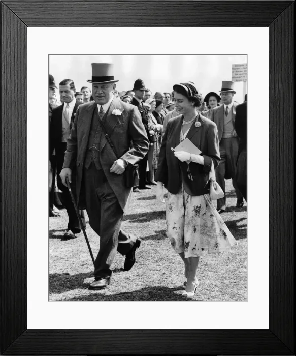 Framed Print : Her Majesty the Queen. Wearing a summer dress, with hat of emerald green