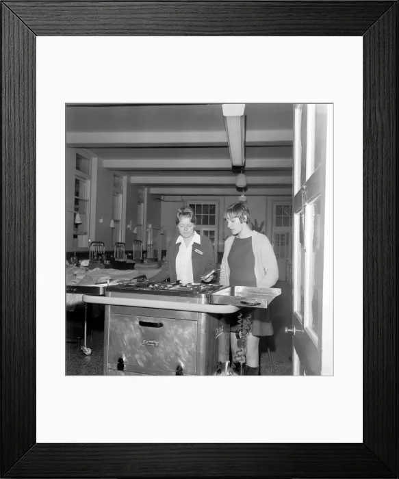 Framed Print : 17 year old Kathryn Beckett and 18 year old Wendy Booth (both of Rhyl Framed Print : 17 year old Kathryn Beckett and 18 year old Wendy Booth (both of Rhyl