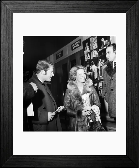 Framed Print : Rachel Roberts, estranged wife of actor Rex Harrison pictured going into the Royal Court Framed Print : Rachel Roberts, estranged wife of actor Rex Harrison pictured going into the Royal Court