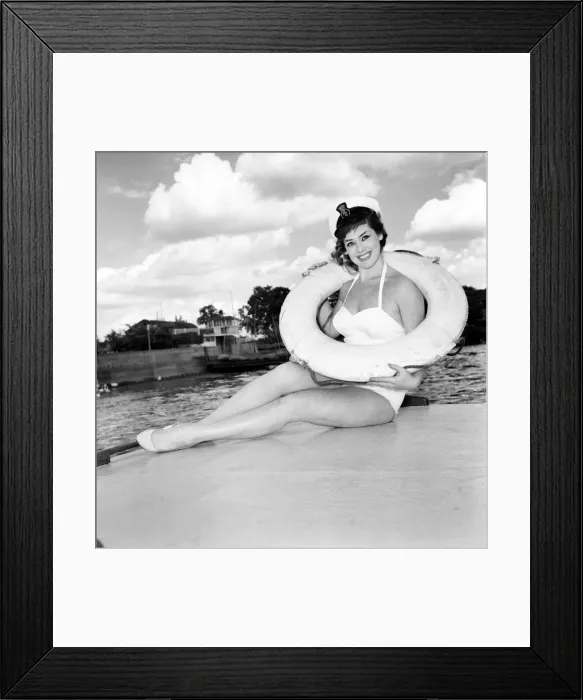 Framed Print : Glamour girl  /  actress June Barry at Hammersmith Pier. June 1960 M4372-010