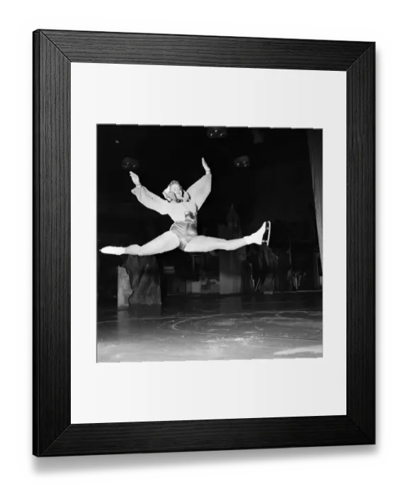 Framed Print : Sinbad on ice: Andre McLaughlin aged 18 from U. S. A. playing Sinbad Framed Print : Sinbad on ice: Andre McLaughlin aged 18 from U. S. A. playing Sinbad