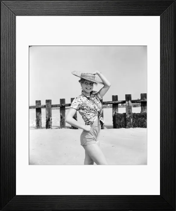 Framed Print : Beach Glamour: Having holiday fun in the sun at Minnis Bay near Margate, Kent Framed Print : Beach Glamour: Having holiday fun in the sun at Minnis Bay near Margate, Kent