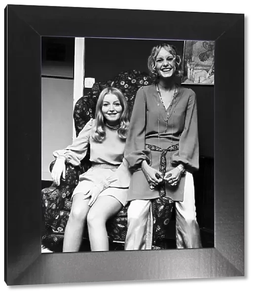 Twiggy model and actress with Mary Hopkin (l) singer & Twiggy (r