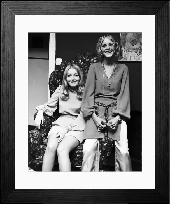 Framed Print : Twiggy model and actress with Mary Hopkin (l) singer & Twiggy (r Framed Print : Twiggy model and actress with Mary Hopkin (l) singer & Twiggy (r