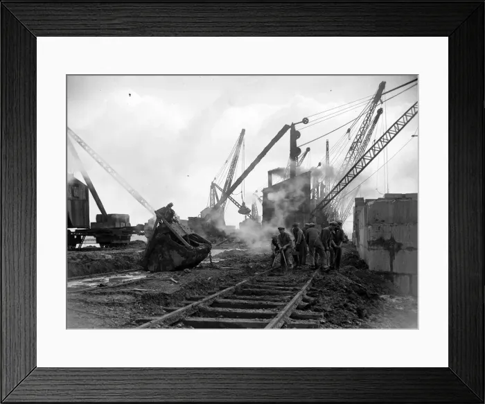 Framed Print : Builders at work on the new extension at Southampton docks, 1932 Alf 239 Framed Print : Builders at work on the new extension at Southampton docks, 1932 Alf 239
