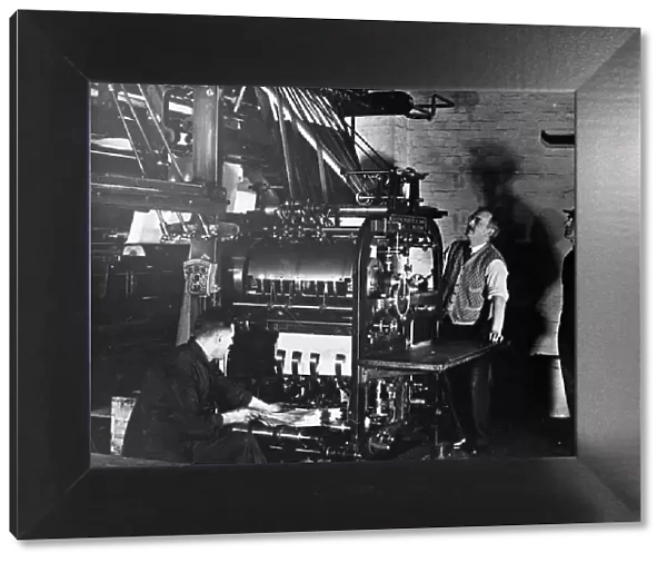 Printers Circa 1950 Printers inspect the press P044514