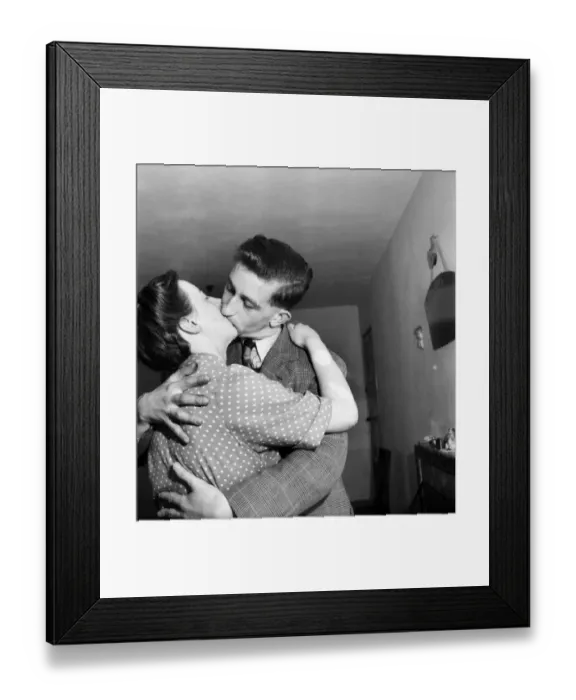 Framed Print : Romance: Couple Kissing. November 1953 D7115 Framed Print : Romance: Couple Kissing. November 1953 D7115
