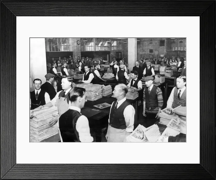 Framed Print : Daily Mirror Newspaper May 1927 The publishing department of the Daily Mirror