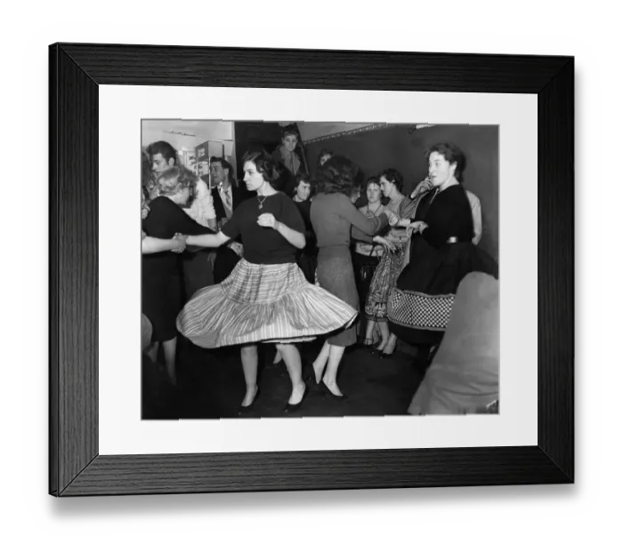 Framed Print : A couple enjoying rock n roll dancing - Jiving at the Two 1s coffee bar in London