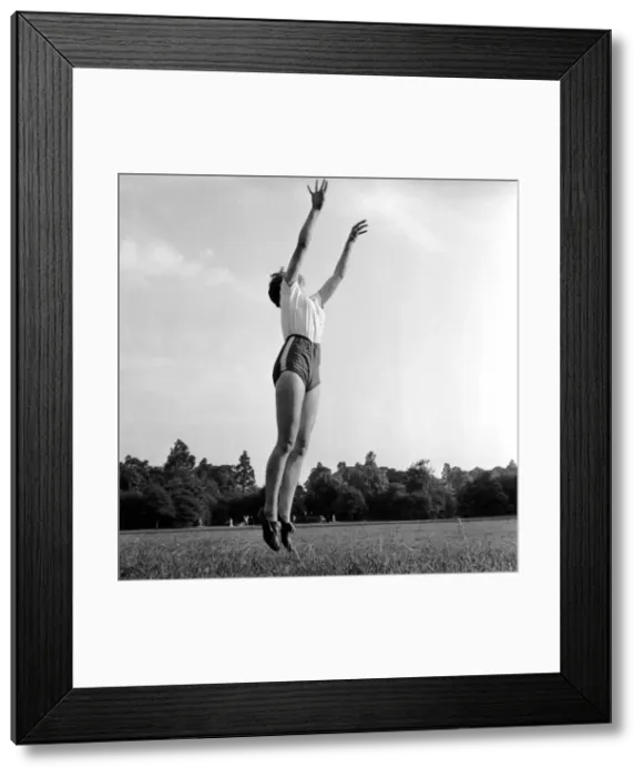 Framed Print : Sport: Athletics: Maureen Hudson 16 years old clerical worker of Twickenham