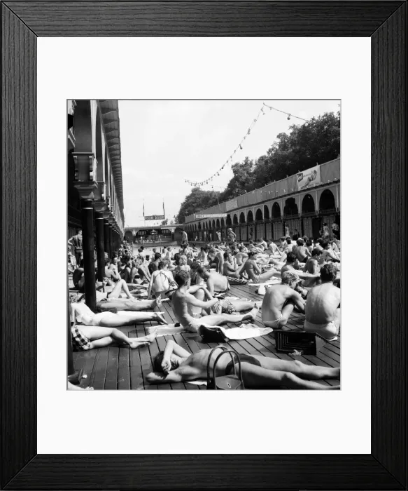 Framed Print : Parisians cool off at The Pont Royal on the banks of the River Seine Framed Print : Parisians cool off at The Pont Royal on the banks of the River Seine